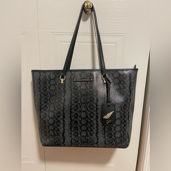 Diane von Furstenberg Tote - Picture 1 of 4